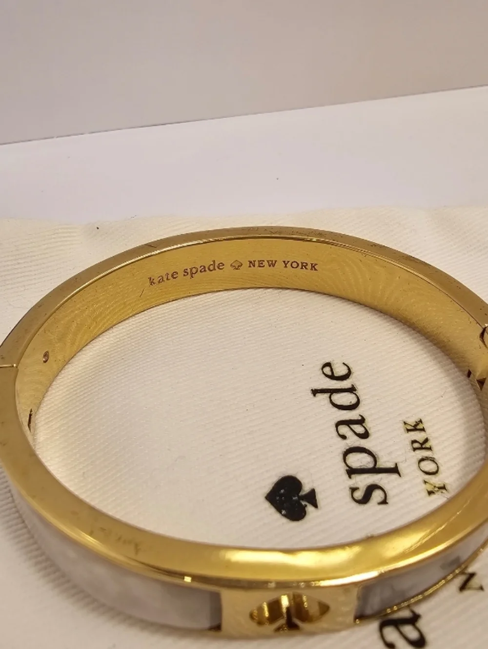 Kate Spade "Spot The Spade" Enamel Hinged Bangle Bracelet Gold/White & Dust Bag - Picture 2 of 5